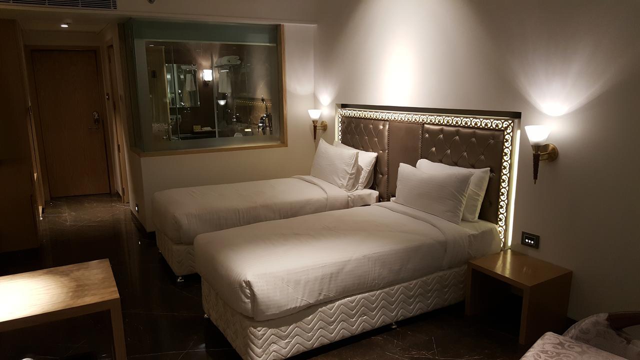 Hotel Peninsula Redpine Mumbai Exterior photo