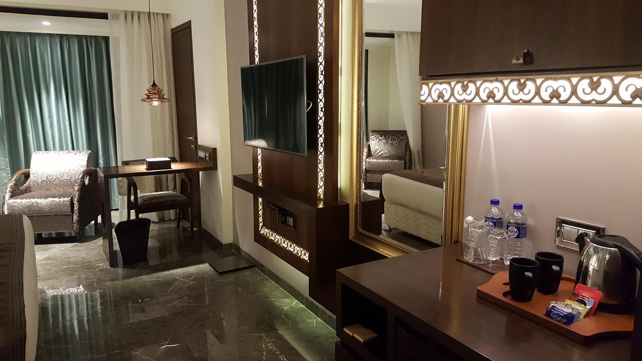 Hotel Peninsula Redpine Mumbai Exterior photo
